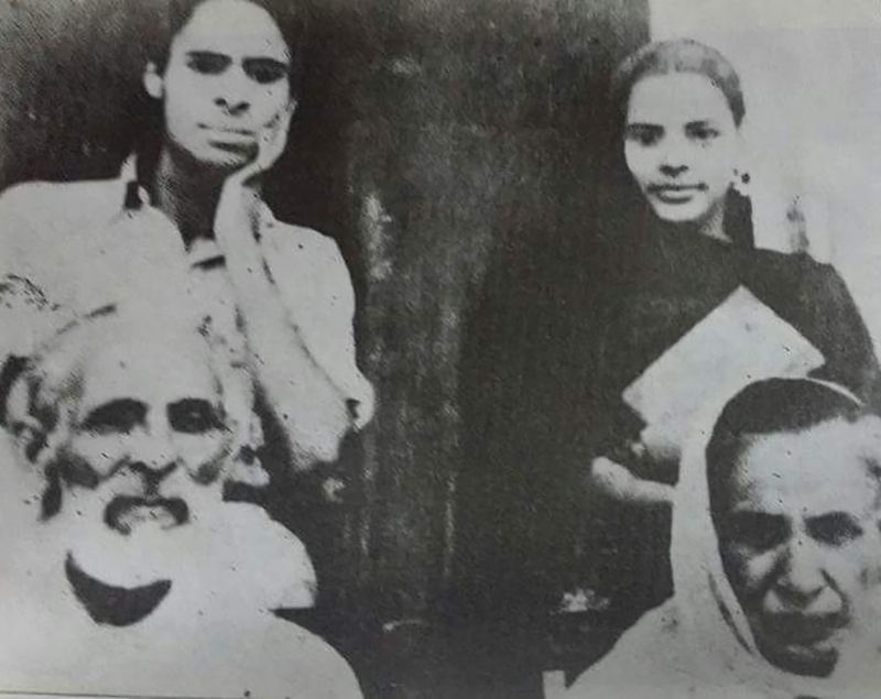 जौन एलिया अपने माता-पिता और बहन के साथ