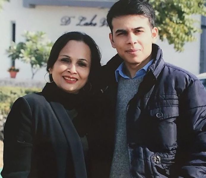 अनु जैन अपनी मां के साथ