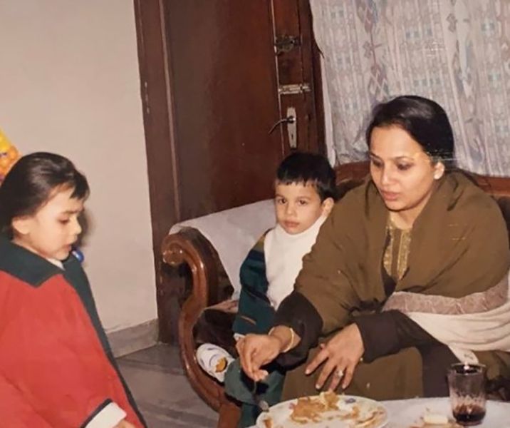 अपनी मां और जुड़वां बहन के साथ एक बच्चे के रूप में अनु जैन