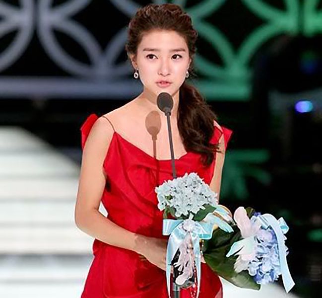 KBS ड्रामा अवार्ड्स में अपना पुरस्कार स्वीकृति भाषण देते हुए Kim So-eun