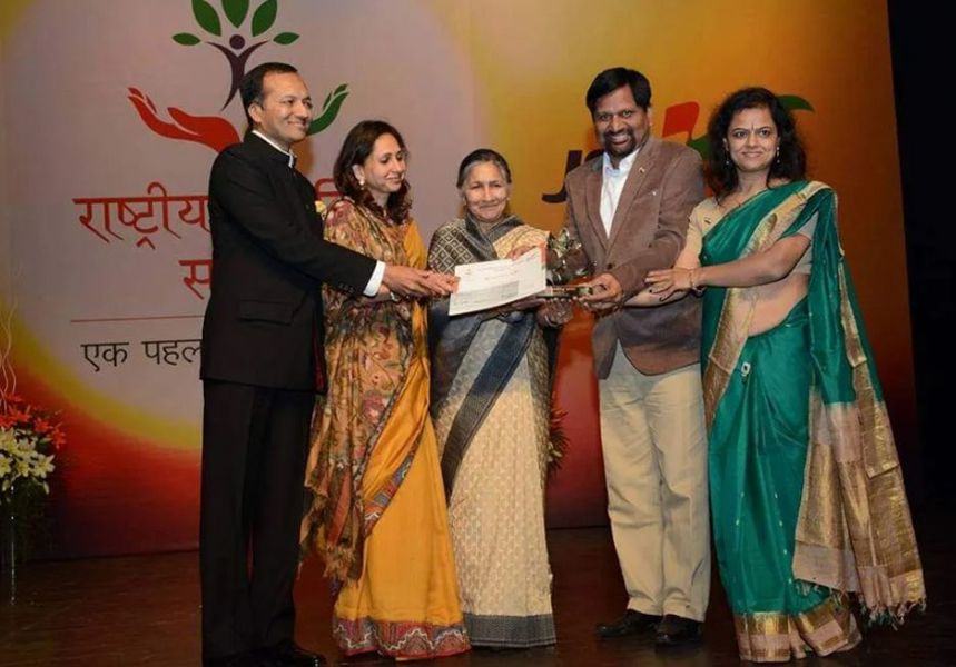 ज्ञानेंद्र पुरोहित और उनकी पत्नी जिंदल स्टील फाउंडेशन द्वारा राष्ट्रीय स्वयंसिद्ध सम्मान प्राप्त करते हुए