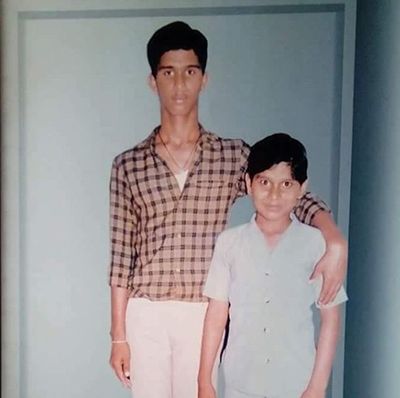 अपने भाई के साथ ज्ञानेंद्र पुरोहित की बचपन की तस्वीर