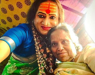 लक्ष्मी नारायण त्रिपाठी अपनी मां के साथ