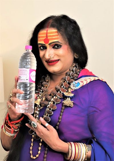 लक्ष्मी नारायण त्रिपाठी अपने ब्रांड का प्रचार कर रही हैं