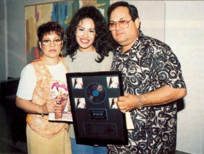 सेलेना क्विंटानिला अपने माता-पिता के साथ