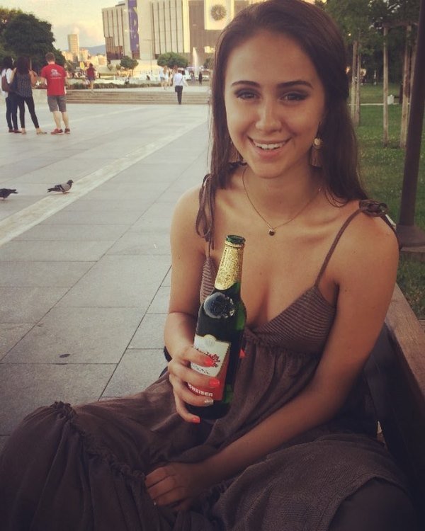 मारिया बकालोवा बीयर पी रही हैं