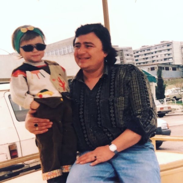 अपने पिता के साथ मारिया बाकलोवा की बचपन की तस्वीर।
