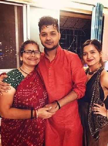 1652636387 404 Nidhi Moony Singh हाइट उम्र बॉयफ्रेंड पति परिवार Biography निधि मूनी सिंह की मां और भाई-बहन