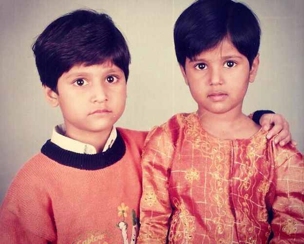 अपनी बहन के साथ आर्यन पाशा की बचपन की फोटो