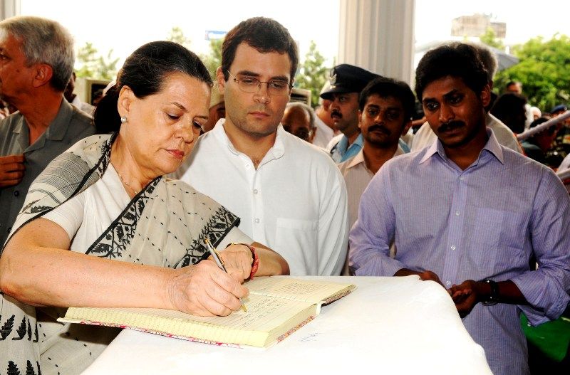 सोनिया गांधी और राहुल गांधी के साथ जगनमोहन रेड्डी