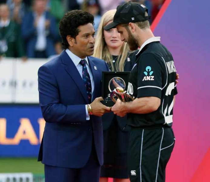 केन विलियमसन 2019 आईसीसी क्रिकेट विश्व कप फाइनल में अपने हीरो सचिन तेंदुलकर से प्लेयर ऑफ द टूर्नामेंट ट्रॉफी प्राप्त करते हुए