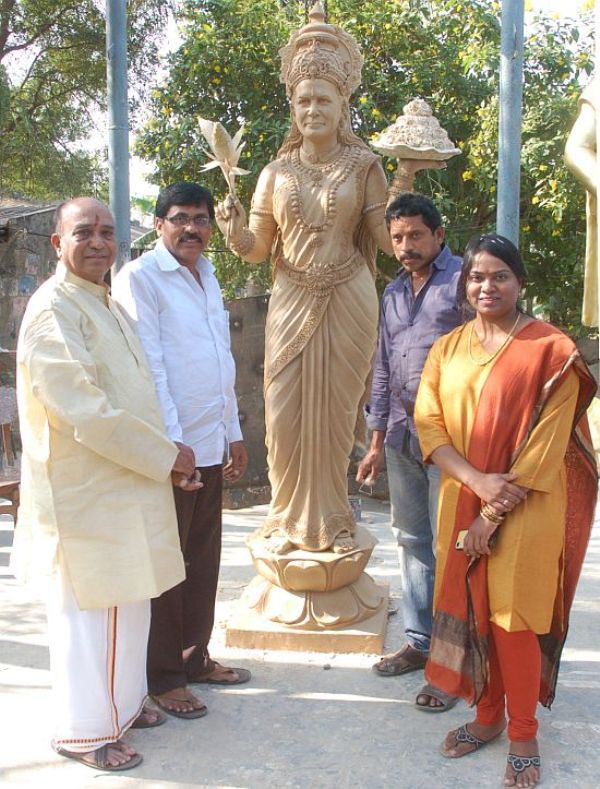 पी शंकर राव (दूर बाएं) और उनकी बेटी सोनिया की कांस्य प्रतिमा के मिट्टी के मॉडल के साथ