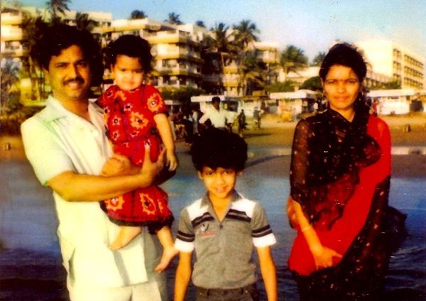 राहुल महाजन (बचपन) अपने माता-पिता और बहन पूनम महाजन के साथ