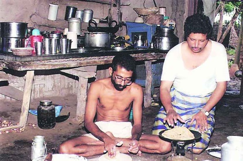 मेलघाटी में घर पर रह रहे डॉ. रवींद्र कोल्हे