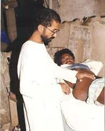गांव में एक मरीज का इलाज कर रहे डॉ. रविंद्र कोल्हे
