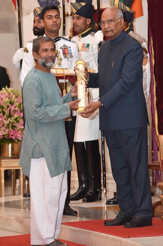 भारत के राष्ट्रपति राम नाथ कोविंद से पद्म श्री प्राप्त करते हुए डॉ. रवींद्र कोल्हे