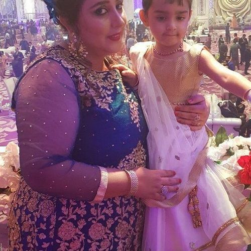 1652644414 692 Mannat Murgai Child Actor उम्र परिवार Biography Hindi मन्नत मुरगई अपनी मां के साथ