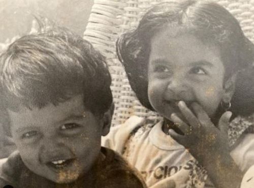अपने भाई के साथ सीमा खान (बाईं ओर) की बचपन की एक तस्वीर