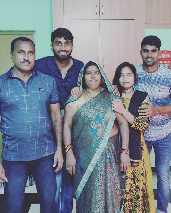 संजय यादव अपने परिवार के साथ
