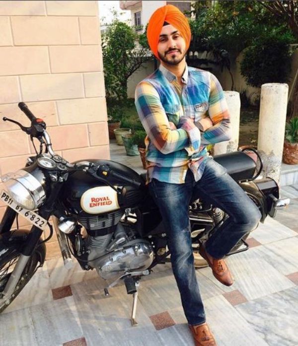 रोहनप्रीत सिंह अपनी मोटरसाइकिल के साथ