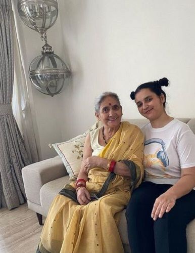 1652646443 598 Sukirti Kandpal हाइट उम्र बॉयफ्रेंड पति परिवार Biography Hindi सुकीर्ति कांडपाली की मां और बहन