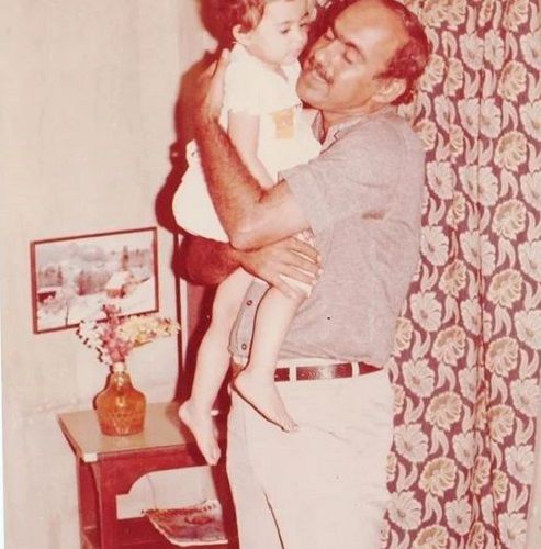 अपने पिता के साथ अर्चना चंडोक की बचपन की फोटो