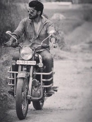 मृदुल मधोक अपनी मोटरसाइकिल की सवारी करते हुए