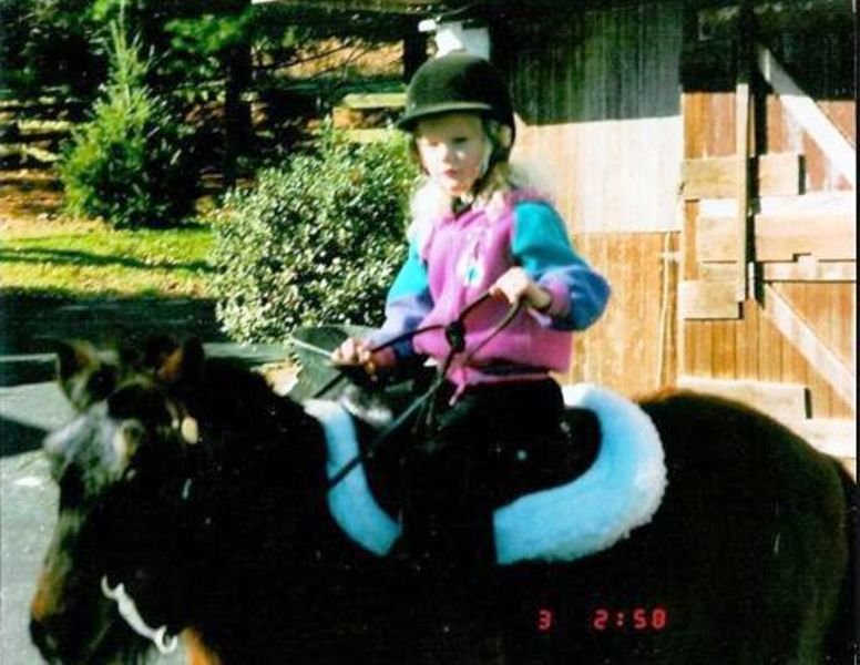 अपने घोड़े की सवारी करते हुए टेलर स्विफ्ट की बचपन की तस्वीर