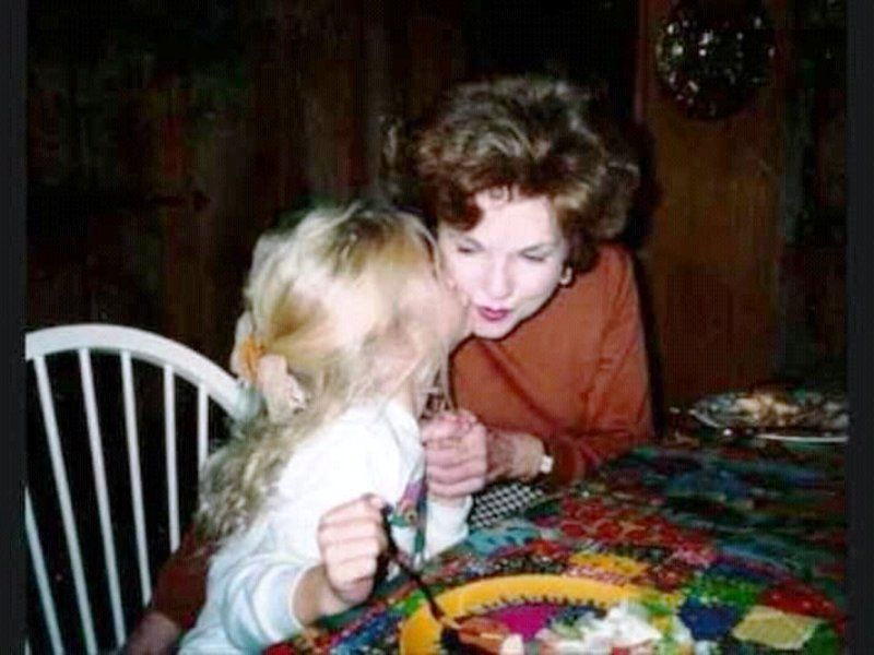 टेलर स्विफ्ट की अपनी दादी के साथ बचपन की एक तस्वीर