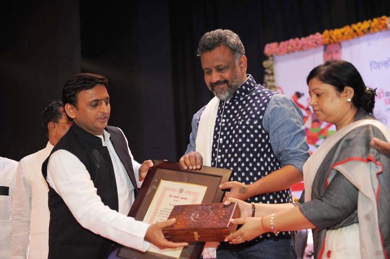 अनुभव सिन्हा अखिलेश यादव से यश भारती पुरस्कार प्राप्त करते हुए