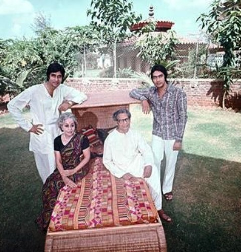 हरिवंश राय बच्चन अपनी पत्नी और दो बेटों अमिताभ (बाएं) और अजिताभ (दाएं) के साथ