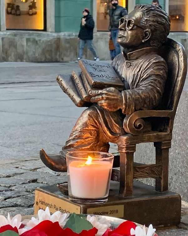 व्रोकला, पोलैंड में हरिवंश राय बच्चन की मूर्ति
