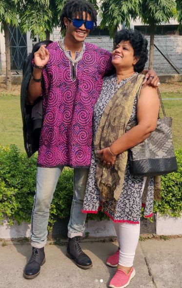 माइकल अजय अपनी मां के साथ