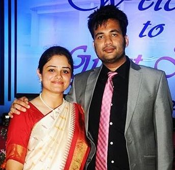 मोहिता शर्मा अपने पति के साथ 