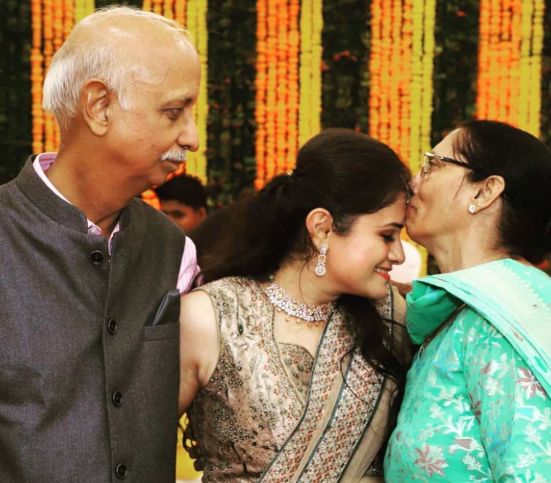 मोहिता शर्मा अपने माता-पिता के साथ 