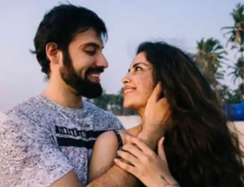 1652652214 892 Avika Gor हाइट उम्र बॉयफ्रेंड पति परिवार Biography Hindi अविका गौर अपने बॉयफ्रेंड मिलिंद चांदवानी के साथ