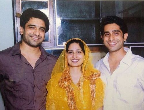 एजाज खान अपनी बहन और भाई के साथ
