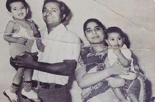 अपने परिवार के साथ एजाज खान की एक पुरानी तस्वीर