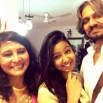 विजय राज अपनी पत्नी कृष्णा राज और उनकी बेटी तनिष्का राज के साथ