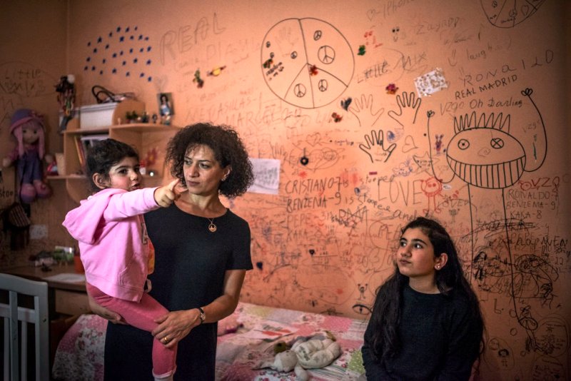 निकोल पशिनियन के जेल में रहने के समय से अपने अपार्टमेंट में अपनी बेटियों के साथ अन्ना हाकोबयान की एक तस्वीर।