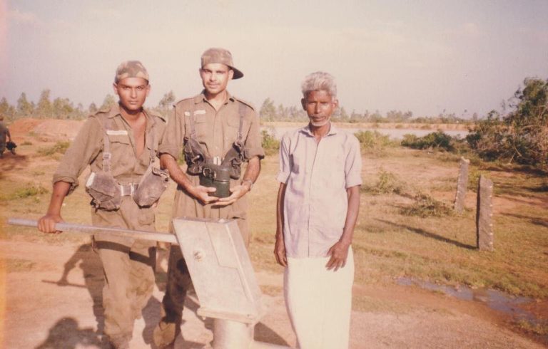 1993 में अपने सैन्य प्रशिक्षण के दिनों में गौरव आर्य