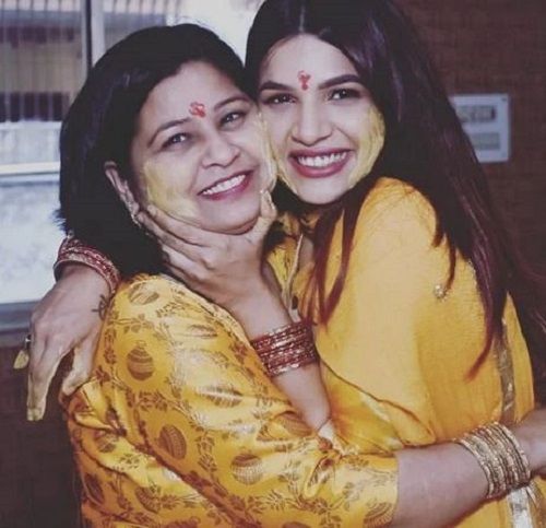 अपनी मां के साथ नैना सिंह