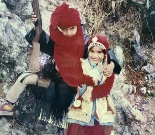 भाई के साथ नैना सिंह की बचपन की फोटो