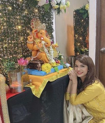भगवान गणेश की मूर्ति के साथ नैना सिंह