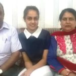 मालवी मल्होत्रा ​​अपने माता-पिता के साथ