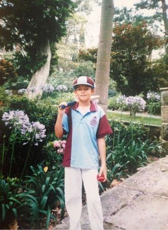 बैट और गेंद के साथ पोज देते क्रिस ग्रीन की बचपन की तस्वीर