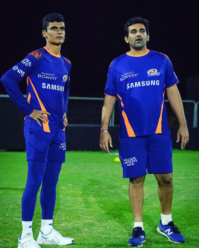 मुंबई इंडियंस के गेंदबाजी कोच जहीर खान के साथ दिग्विजय सिंह
