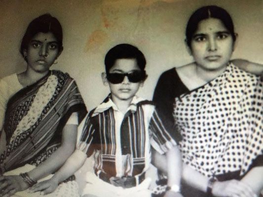 मनोज मुंतशिर की मां के साथ बचपन की फोटो