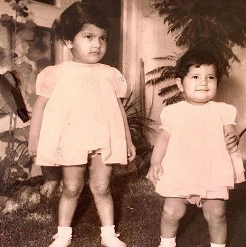 दिव्या सेठ की बहन के साथ बचपन की फोटो