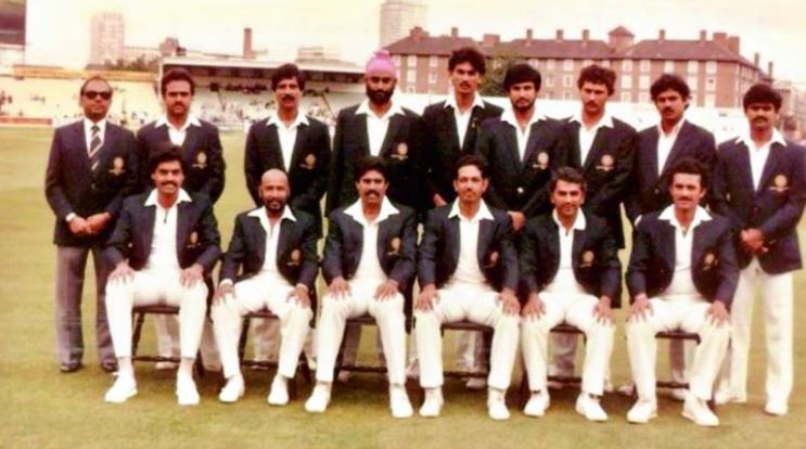 1983 का विश्व कप जीतने के बाद अपने साथियों के साथ पोज़ देते कृष्णमाचारी श्रीकांत
